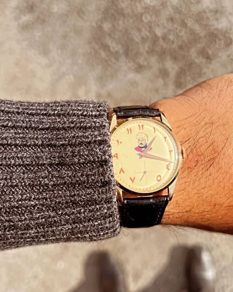 ساعة تحمل صورة الإمام أحمد